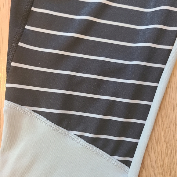 🌟 4/$20 Athletic Works black and Gray Striped Capri Leggings in Medium - Picture 5 of 5